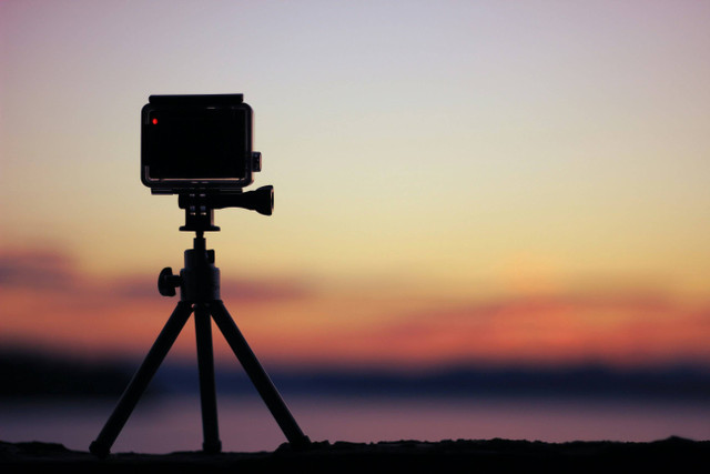 Action camera merupakan jenis kamera yang dirancang khusus untuk merekam aktivitas ekstrem atau outdoor dengan sudut pandang yang luas. Foto: Unsplash.com