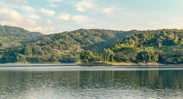 Waduk Jatigede Sumedang. Foto hanyalah ilustrasi bukan tempat sebenarnya. Sumber: Unsplash/fajriyan