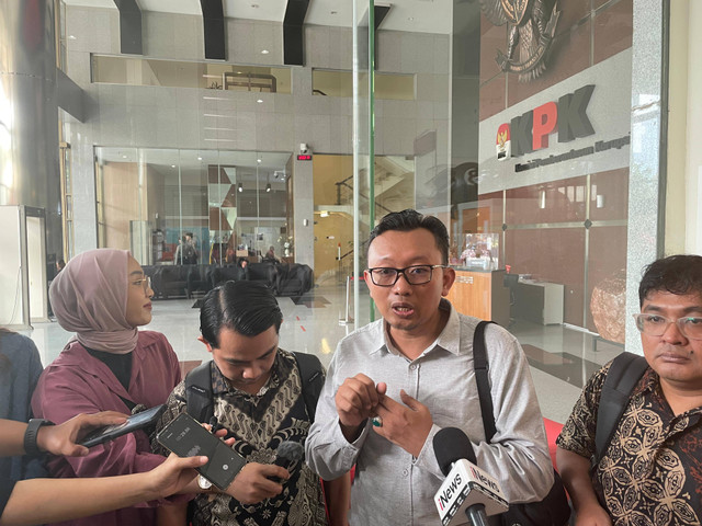 Koalisi Masyarakat Sipil yang berasal dari ICW, YLBHI, LBH Pers, PSHK, dan AJI Jakarta usai melaporkan dugaan tindak pidana korupsi pengadaan gas air mata, di Gedung Merah Putih KPK, Jakarta Selatan, Senin (2/9/2024).  Foto: Fadhil Pramudya/kumparan