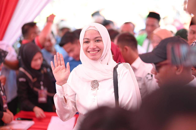 Bakal Cabup Dharmasraya, Annisa Suci Ramadhani (kanan) bersama bakal Cawabup Leli Arni (kiri).  Foto: Dok. kumparan