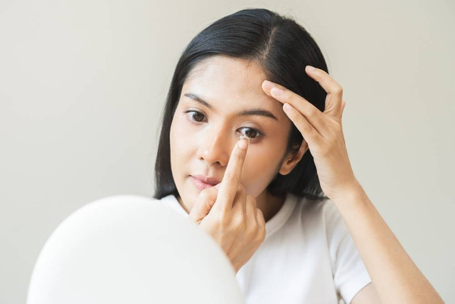 Ilustrasi perempuan memakai softlens atau lensa kontak. Foto: Shutterstock