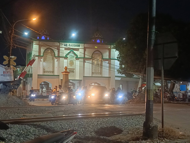 Palang pintu kereta api di Kampung Baru Unila. | Foto: Bella Sardio/Lampung Geh