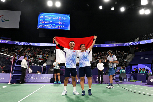 Ganda campuran Indonesia Ramdani Hikmat dan Leani Ratri saat melawan Khalimatus Sadiyah dan Fredy Setiawan pada pertandingan final nomor SL3-SU5 Paralimpiade Paris 2024 di Porte de La Chapelle Arena, Paris, Prancis, Senin (2/9/2024). Foto: Jennifer Lorenzini/REUTERS 