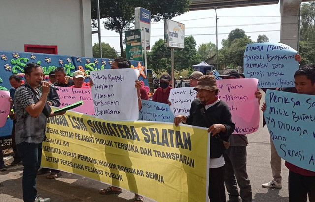 Warga Banyuasin saat orasi di depan kantor Kejati Sumsel, Foto : Abdullah Toriq/Urban Id