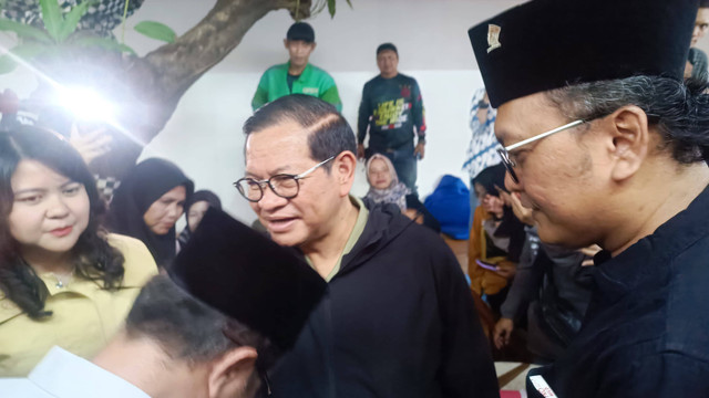 Bacagub Jakarta Pramono Anung menemui perwakilan warga di rumah Cemara, Menteng, Jakarta Pusat, Senin (2/9/2024). Foto: Thomas Bosco/kumparan