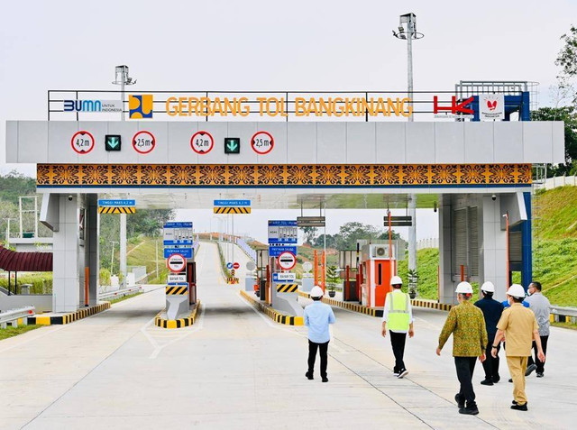 Presiden Jokowi meninjau Gerbang Tol Bangkinang, di Kabupaten Kampar, Rabu (4/1/2023). Foto: Laily Rachev/Biro Pers Sekretariat Presiden