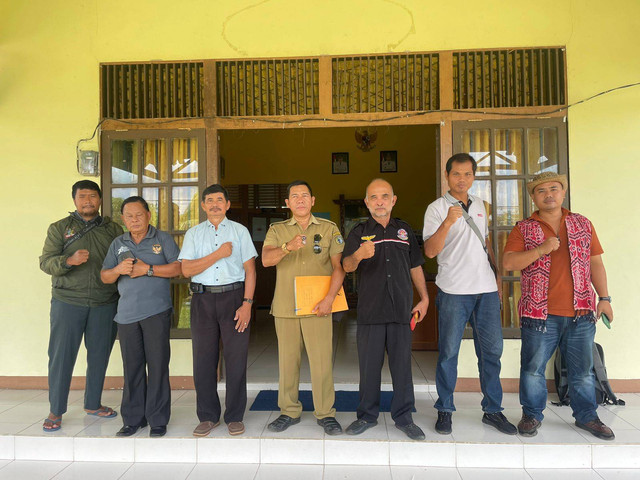 Dewan Pendiri IKADUM Sintang foto bersama usai menyerahkan surat pemberitahuan terkait dinonaktifkannya Ketua terlilih. Foto: Yusrizal Bota/Hi! Pontianak