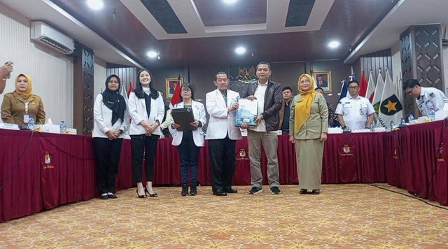 Tim pemeriksa RSUD Tarakan menyerahkan hasil medical check up bakal pasangan calon gubernur dan wakil gubernur Jakarta 2024 ke KPUD DKI Jakarta di Kantor KPUD DKI Jakarta, Jakarta Selatan, Senin (2/9/2024). Foto: Zamachsyari/kumparan