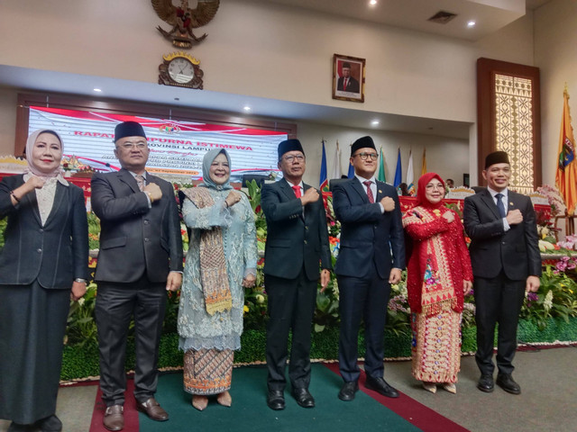 Pimpinan DPRD Provinsi Lampung periode 2019-2024 bersama pimpinan sementara DPRD Provinsi Lampung periode 2024-2029 | Foto : Eka Febriani / Lampung Geh