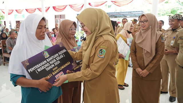 Bupati Banyuwangi Ipuk Fiestiandani menyerahkan bantuan program Warung Naik Kelas (Wenak) kepada pelaku usaha mikro di Kelurahan Penganjuran, Kecamatan Banyuwangi, Senin (2/9/2024). Foto: Dok. Istimewa