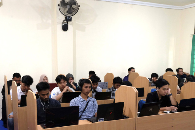 Mahasiswa perguruan tinggi mengikuti perkuliahan perdana (doc. pribadi)