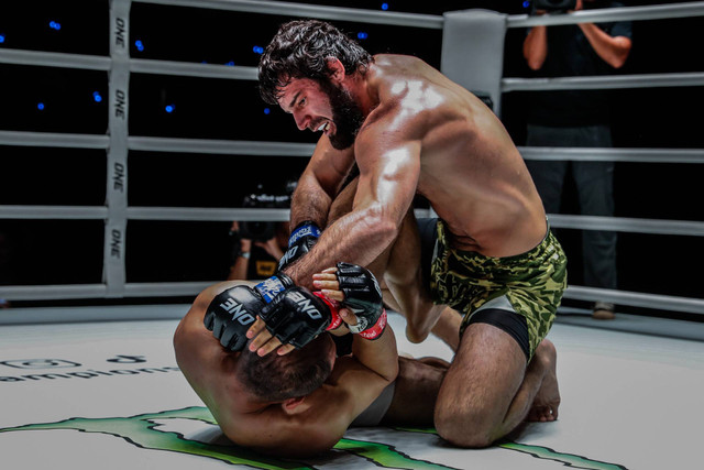 Shamil Erdogan saat bertarung MMA melawan Fan Rong. Foto: ONE Championship