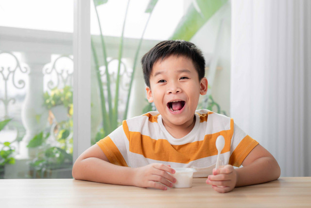 Ilustrasi anak makan yoghurt. Foto: Shutterstock