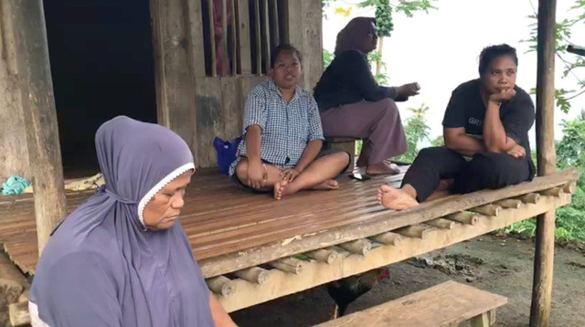 Warga Negeri Tial di rumah yang mereka bangun di tengah hutan. Dok: kumparan