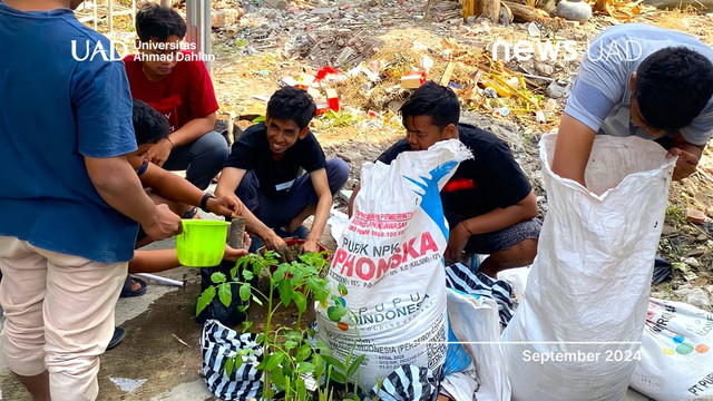 KKN MAs bersama warga Desa Pondok Sukoharjo tanam toga (Dok. KKN MAs)