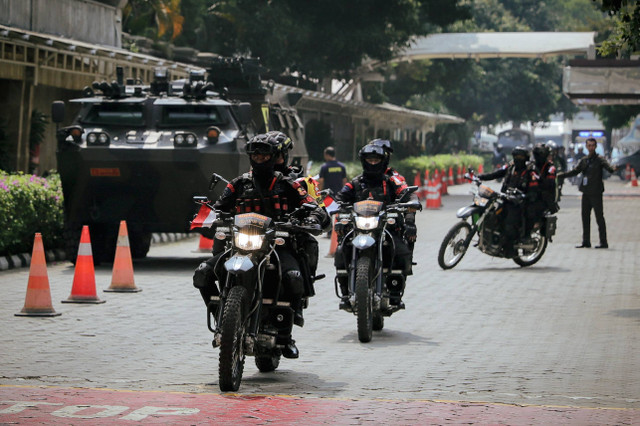 TNI dan Polri berjaga di sekitar Kedubes Vatikan untuk pengamanan kedatangan Paus Fransiskus di Jakarta, Selasa (9/3). Foto: Jamal Ramadhan/kumparan