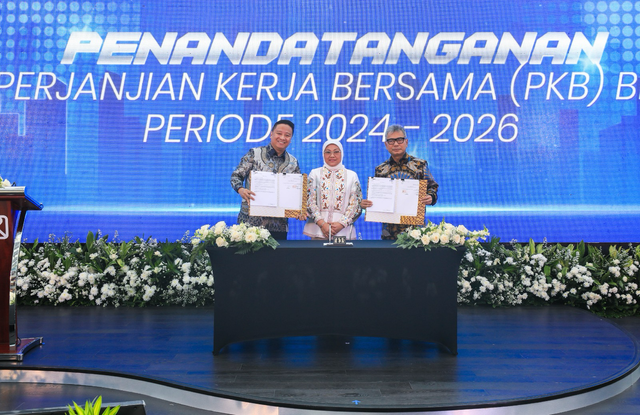 Direktur Utama BRI Sunarso (kanan) dengan Ketua Serikat Pekerja BRI Nasional Mohammad Rizal (kiri) bersama Menteri Ketenagakerjaan RI Ida Fauziyah (tengah) pada penandatangan Perjanjian Kerja Bersama (PKB) untuk periode 2024-2026 di Menara BRILiaN BRI, Jakarta (28/08/2024). Foto: Dok. BRI