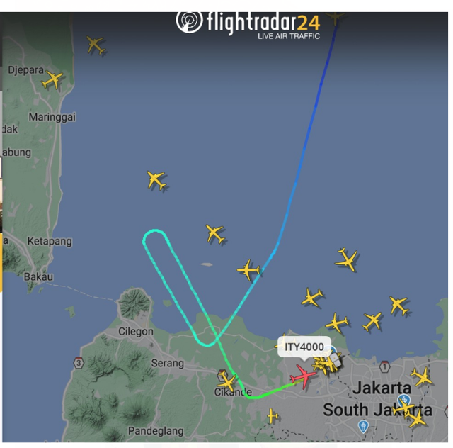 Pesawat Paus Fransiskus berputar sebelum mendarat di Bandara Soekarno-Hatta, sekitar pukul 11.16 WIB, Selasa (3/9/2024). Foto: Dok Flightradar24