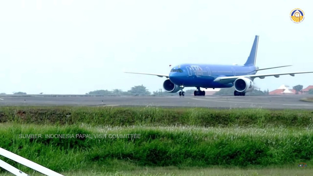 Pesawat ITA Airways yang membawa Paus Fransiskus tiba di Bandara VIP Soekarno Hatta, Cengkareng, Tangerang, Banten, Selasa (3/9/2024).  Foto: Indonesia Papal Visit Comitee/Youtube/KOMSOS KWI