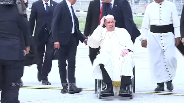 Paus Fransiskus didorong menggunakan kursi roda saat tiba di Bandara VIP Soekarno-Hatta, Cengkareng, Tangerang, Banten, Selasa (3/9/2024). Foto: Indonesia Papal Visit Comitee/Youtube/KOMSOS KWI