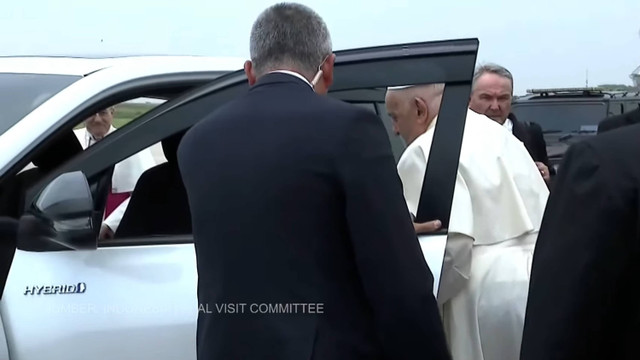 Paus Fransiskus menaiki kendaraan saat tiba di Bandara VIP Soekarno Hatta, Cengkareng, Tangerang, Banten, Selasa (3/9/2024). Foto: Indonesia Papal Visit Comitee/Youtube/KOMSOS KWI