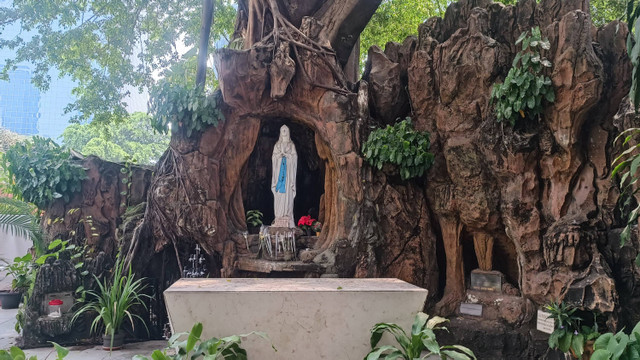 Gua Maria di Unika Atma Jaya yang pernah diberkati oleh Paus Yohanes Paulus II saat kunjungan ke Indonesia di 1989.  Foto: Thomas Bosco/kumparan