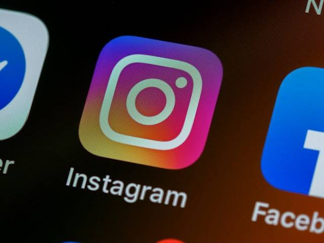 Ilustrasi cara hapus akun Instagram. Foto: Unsplash/Brett Jordan
