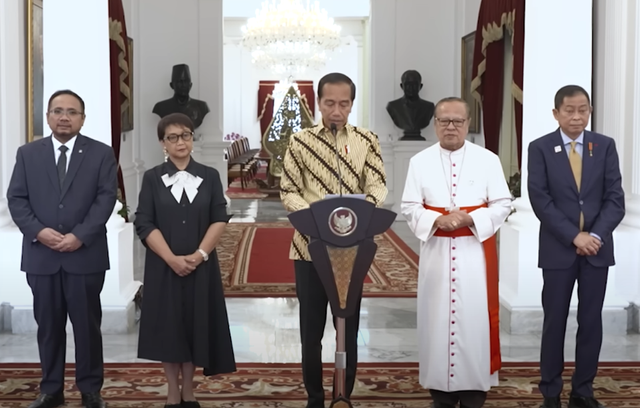 Dari kiri-kanan: Menag Yaqut, Menlu Retno Marsudi, Presiden Jokowi, Uskup Agung Jakarta Kardinal Suharyo, Ketua Panitia Ign Jonan, terkait kedatangan Paus Fransiskus di Indonesia, Selasa (3/9/2024). Foto: Dok. Biro Pers Setpres