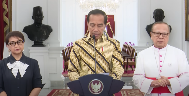 Presiden Jokowi didampingi Menlu Retno dan Uskup Agung Jakarta Kardinal Suharyo di Istana terkait kunjungan Paus, Selasa (3/9/2024). Foto: Biro Pers Sekretariat Presiden