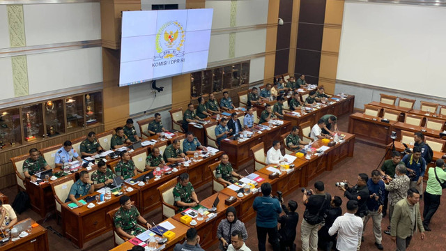 Suasana Raker (rapat kerja) Komisi I DPR RI dengan Menhan dan Panglima TNI beserta KASAD, KASAL, dan KASAU soal pembahasan anggaran Kemhan dan TNI tahun anggaran 2025 di Ruang Sidang Komisi I DPR, Jakarta, Selasa (3/9/2024).  Foto: Luthfi Humam/kumparan