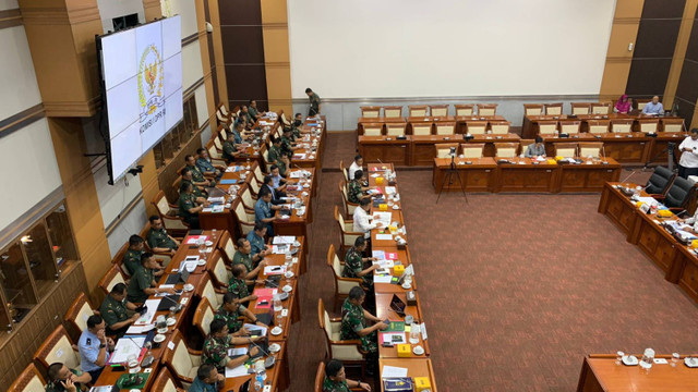 Suasana Raker (rapat kerja) Komisi I DPR RI dengan Menhan dan Panglima TNI beserta KASAD, KASAL, dan KASAU soal pembahasan anggaran Kemhan dan TNI tahun anggaran 2025 di Ruang Sidang Komisi I DPR, Jakarta, Selasa (3/9/2024).  Foto: Luthfi Humam/kumparan