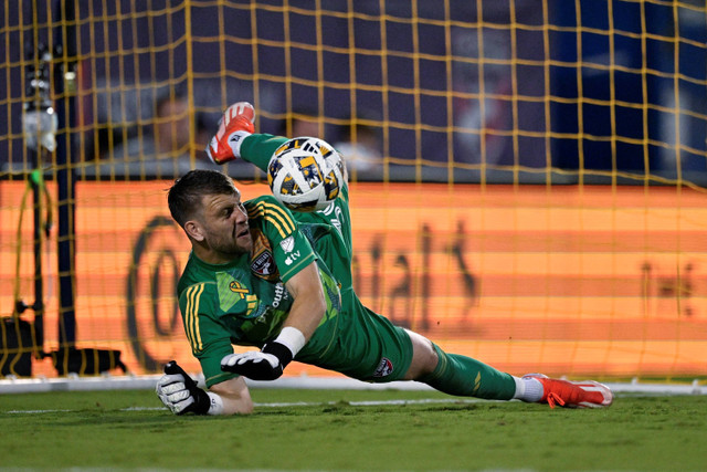 Kiper FC Dallas, Maarten Paes (30), melakukan penyelamatan terhadap tendangan penalti Colorado Rapids pada babak kedua di Toyota Stadium. Penyerang Colorado Rapids Rafael Navarro (tidak ada dalam foto) mencetak gol melalui rebound.  Foto: Jerome Miron-USA TODAY Sports via REUTERS