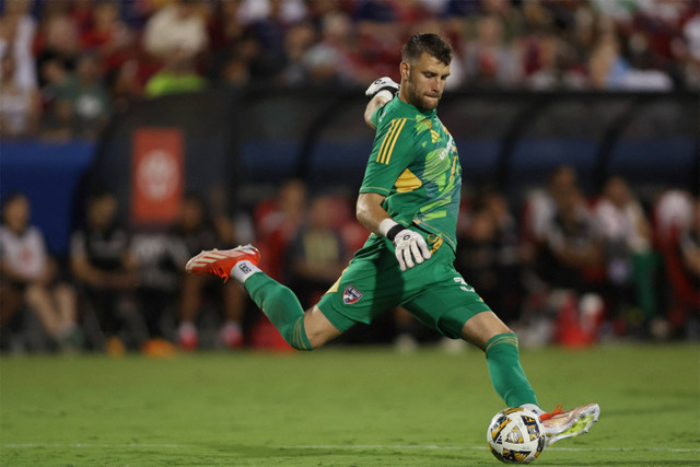  Kiper FC Dallas, Maarten Paes (30), memainkan bola pada babak pertama melawan Colorado Rapids di Toyota Stadium.  Foto: Jerome Miron-USA TODAY Sports via REUTERS