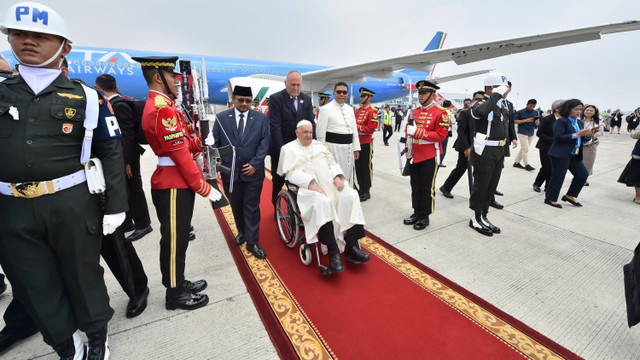 Paus Fransiskus tiba di Bandara VIP Soekarno-Hatta, Tangerang, Banten, Selasa (3/9/2024). Foto: Dok. Indonesia Papal Visit Comitee