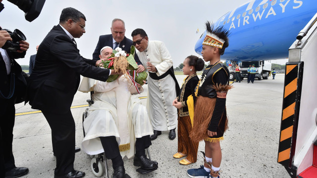 Paus Fransiskus memberikan buah tangan kepada anak yang menyambutnya saat tiba di Bandara VIP Soekarno-Hatta, Tangerang, Banten, Selasa (3/9/2024). Foto: Dok. Indonesia Papal Visit Comitee