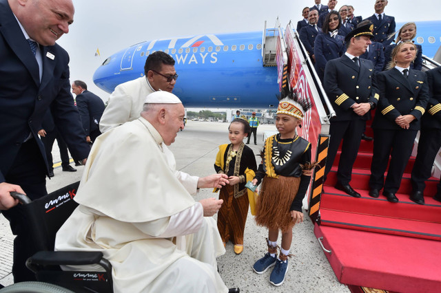 Paus Fransiskus memberikan buah tangan kepada anak yang menyambutnya saat tiba di Bandara VIP Soekarno-Hatta, Tangerang, Banten, Selasa (3/9/2024). Foto: Dok. Indonesia Papal Visit Comitee