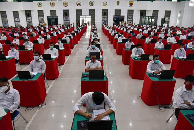 Sejumlah peserta mengikuti tes Seleksi Kompetensi Dasar Calon Pegawai Negeri Sipil (SKD CPNS) tahun 2021 di Gedung Balai Prajurit Makodam I/BB,  Medan, Sumatera Utara, Rabu (15/9).  Foto: Fransisco Carolio/ANTARA FOTO