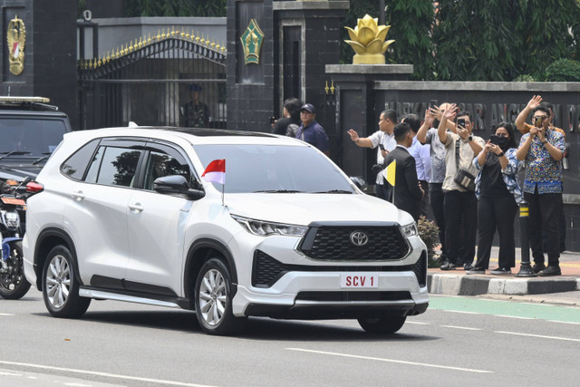 Warga menyambut Iring-iringan kendaraan yang membawa Paus Fransiskus di Jalan Medan Merdeka Timur sebelum memasuki kompleks Kedutaan Besar Vatikan di Jakarta, Selasa (3/9/2024). Foto: Sulthony Hasanuddin/ANTARA FOTO 