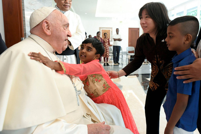 Paus Fransiskus berbincang dengan dengan anak-anak di Kedubes Vatikan di Jakarta, Selasa (3/9/2024). Foto: Media Vatikan/via REUTERS