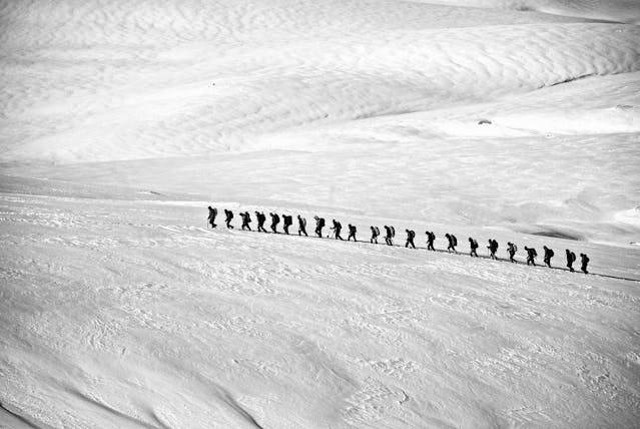 Sumber Foto: https://www.pexels.com/id-id/foto/orang-orang-berjalan-di-atas-fotografi-grayscale-snow-field-53214/