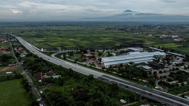 Kendaraan melintas di Jalan Tol Semarang-Batang, Jawa Tengah, Selasa (9/4). Foto: Aprillio Akbar/ANTARA FOTO