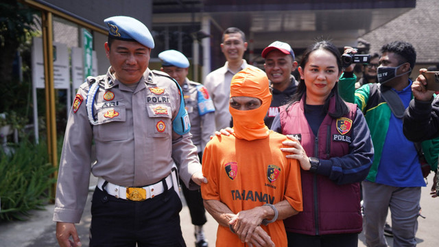 Polisi menunjukkan pelaku Pemekosaan berinisial AR (63) saat konferensi pers di Mapolres Cimahi, Selasa (3/9/2024). Foto: Polres Cimahi