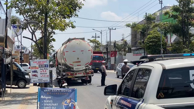 Petugas saat lakukan olah TKP kecelakaan lalu-lintas di Jalan Gajah Mada, turut Desa Sukorejo, Kecamatan Bojonegoro Kota, Kabupaten Bojonegoro, Jawa Timur. Selasa (03/09/2024). (Aset: Istimewa)