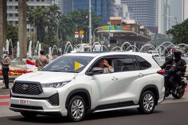 Paus Fransiskus melambaikan tangan saat melintasi kawasan Bundaran HI, Jakarta, Selasa (3/9/2024).  Foto: Dhemas Reviyanto/ANTARA FOTO