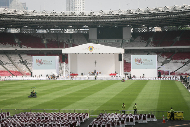 Panggung disiapkan untuk misa akbar yang akan dipimpin oleh Paus Fransiskus di Kompleks Stadion Gelora Bung Karno, Jakarta, Selasa (3/9/2024). Foto: ADITYA AJI / AFP