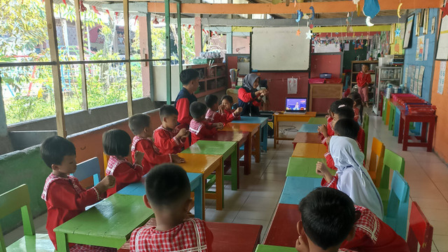 Mahasiswa KKN Tematik MBKN UPGRIS Kelompok 1, Kecamatan Bergas, Kabupaten Semarang, Jateng. Mengadakan simulasi edukasi literasi digital yang dilaksankan bersama Peserta didik TK Al-Madani , Jateng, Senin (2/9/2024)