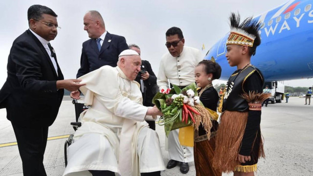 Mary Lourdes dan Irfan Wael memberikan hand bouquet ke Paus Fransiskus, Selasa (3/9). Foto: Dok. Istimewa