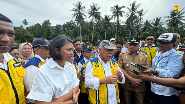 Menteri PUPR Basuki Hadimuljono (ketiga dari kiri) didampingi Komisi V DPR RI Irine Yusiana Roba Putri (kedua kiri) dan Wali Kota Ternate M. Tauhid Soleman (kedua dari kanan) meninjau penanganan pascabencana di Rua, Kota Ternate, Maluku Utara, Selasa (3/9/2024). Foto: Dok. Kementerian PUPR