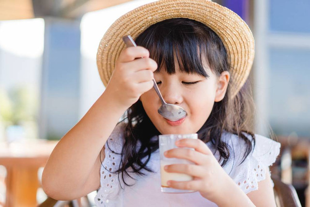 Ilustrasi anak makan yoghurt. Foto: Shutterstock