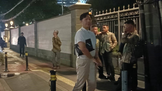 Suasana di depan Kedubes Vatikan, Gambir, Jakarta Pusat. Masyarakat masih bisa melewati trotoar di depan Kedubes Vatikan, Selasa (3/9).  Foto: Fadlan Nuril Fahmi/kumparan